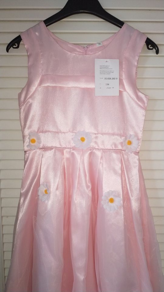 Rosa Seiden Traum NEU! Tüll Ball Kleid Gr 134 m Blüten appliziert in Welzheim