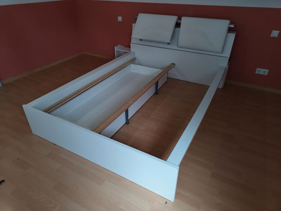 Weißes Bett (140*200cm) mit Bettkasten und Nachttischen in Stuttgart