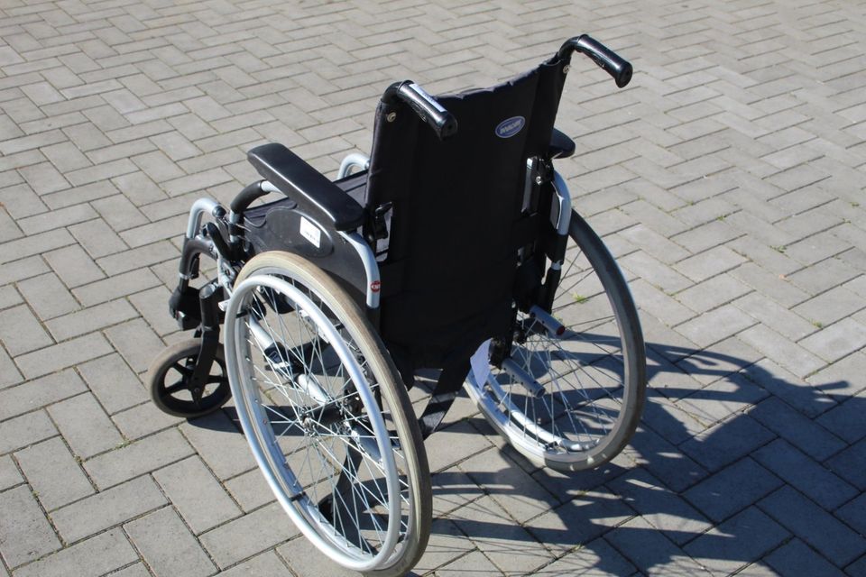 Faltbarer Leichtgewicht Rollstuhl Invacare Action 2 NG SB:38 in Frankenfeld