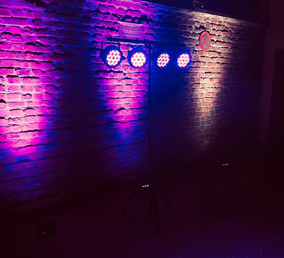 ⚡ Lichtanlage mit 4 LED Par Lights mieten in Köln ⚡ Partylicht Discolicht Lichttechnik Veranstaltungstechnik Lichtset Partybeleuchtung Eventbeleuchtung Hochzeitsdeko Hochzeit Verleih Nebelmaschine in Köln