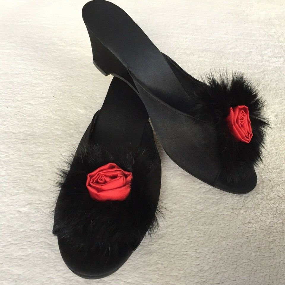 Pantolette Slippers Wegdeabsatz Echtfellpompon rote Satinrose NEU in Köln