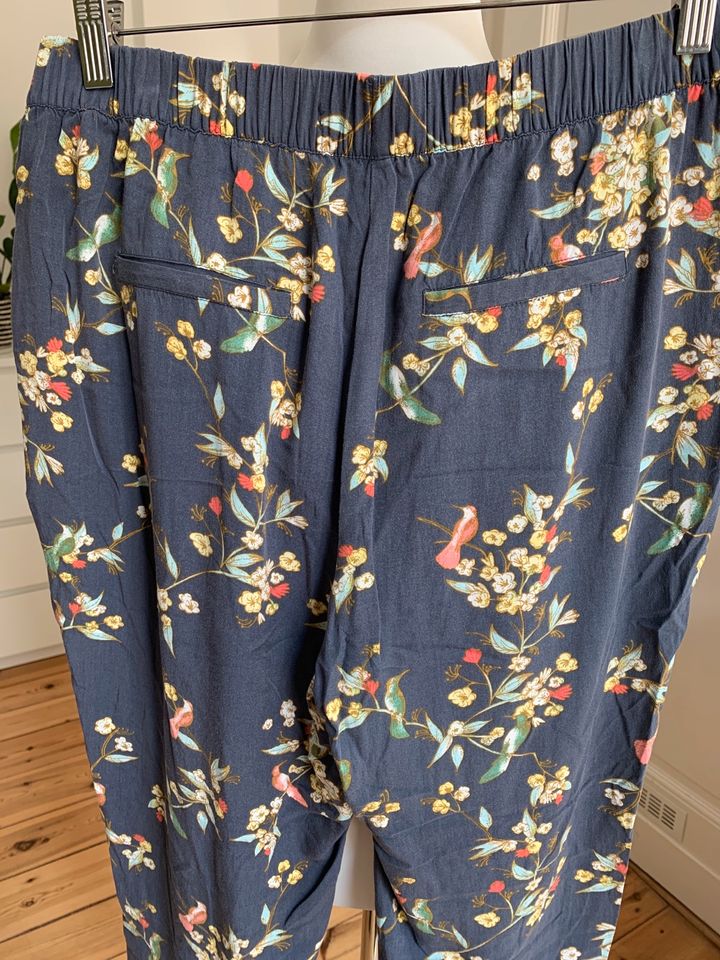 Vero Moda Hose Stoffhose Sommerhose L Blau Blumen Animals in Berlin