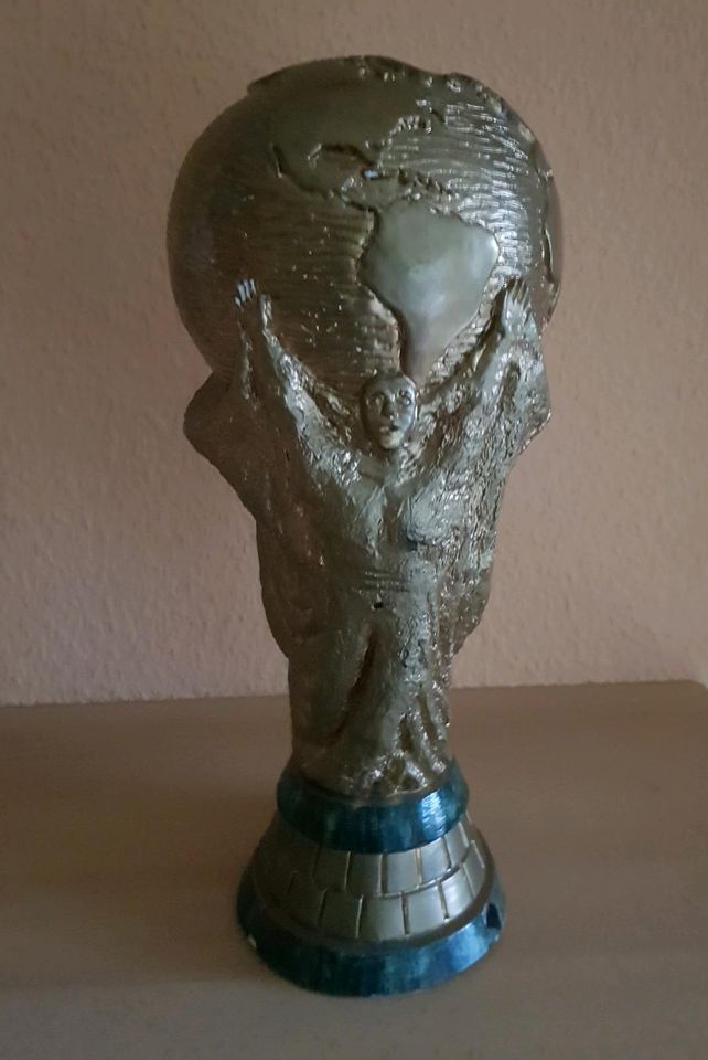 Fifa WM Pokal Trophäe aus Kunstharz 4kg schwer, 38cm hoch in Esens