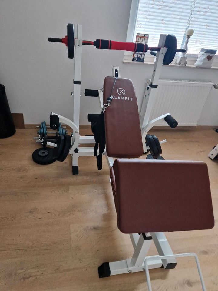 Fitnessgerät/ Kraftstation + 40 kg Hanteln  dazu in Südlohn