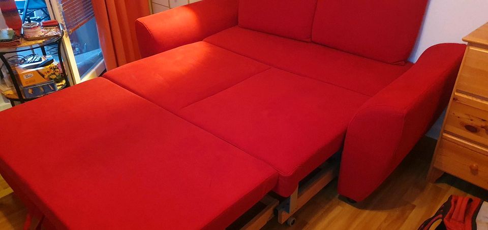 Schlafsofa in Rot - Farbe erinnert an Rote Rosen in Kiel