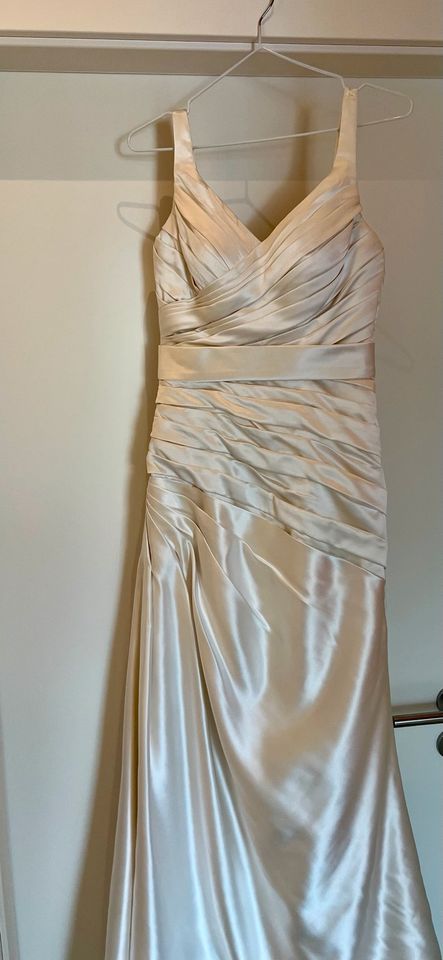 Brautkleid Satin mit langer Schleppe XS (32) champagner in Freiburg im Breisgau