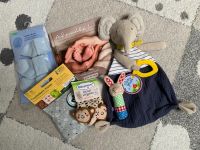 Baby Zubehör Ausstattung Geschenk Set Socken Spielzeug Kissen NEU Brandenburg - Hoppegarten Vorschau