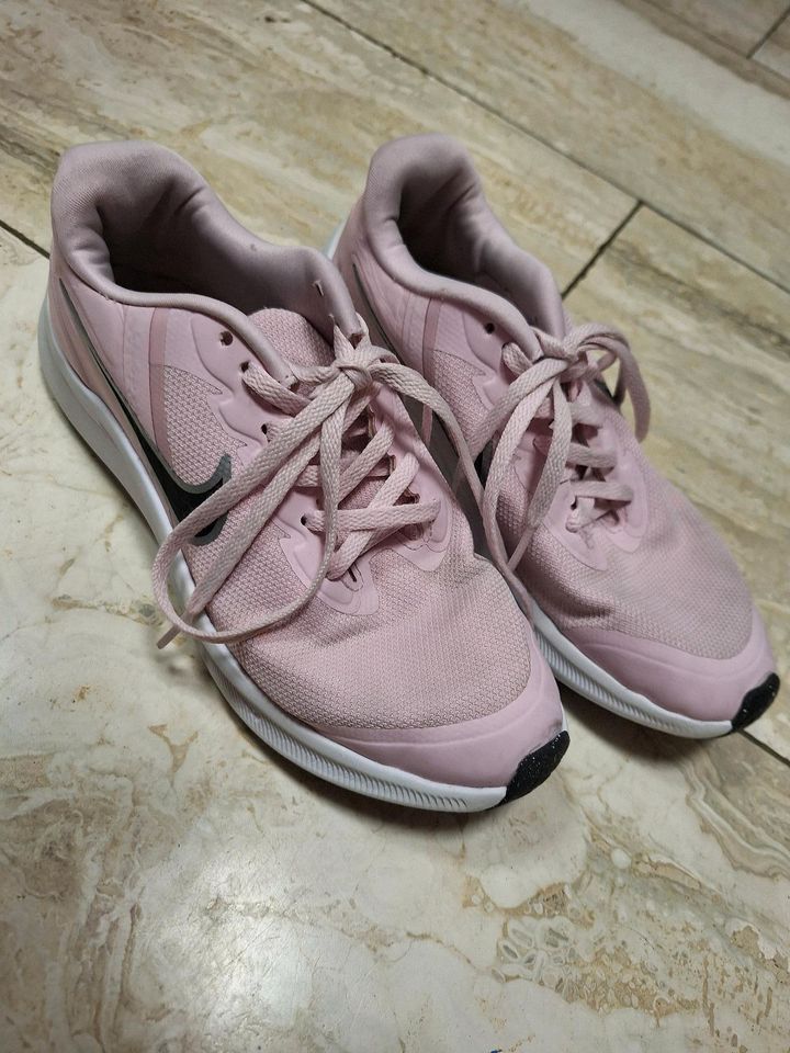 Turnschuhe Nike Gr. 36 rosa in Poing