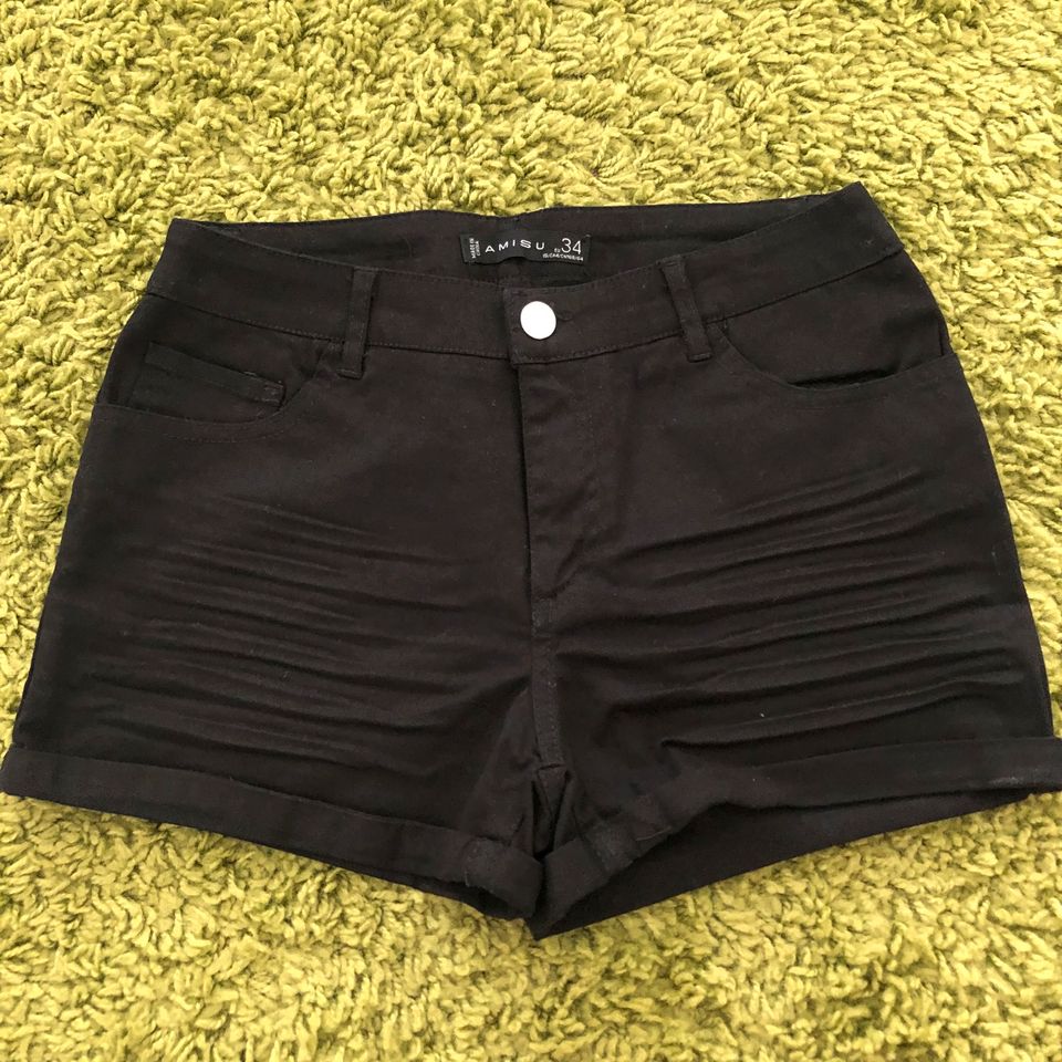 schwarze Jeans Shorts Umschlag Amisu Gr 34 in Leipzig