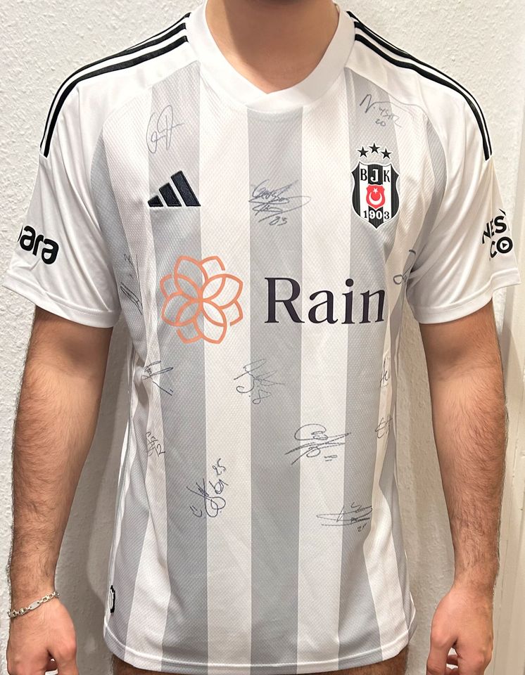 Beşiktaş triko mit den Unterschriften von den Spielern in Berlin