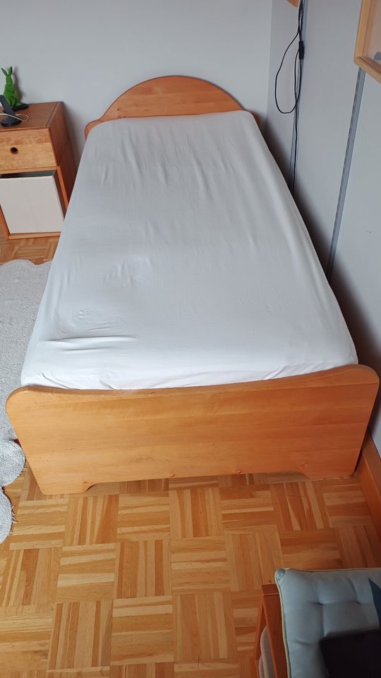 Kinderzimmer, Bett mit Matrazze, Schrankteile (BIO) Livipur in Aschaffenburg