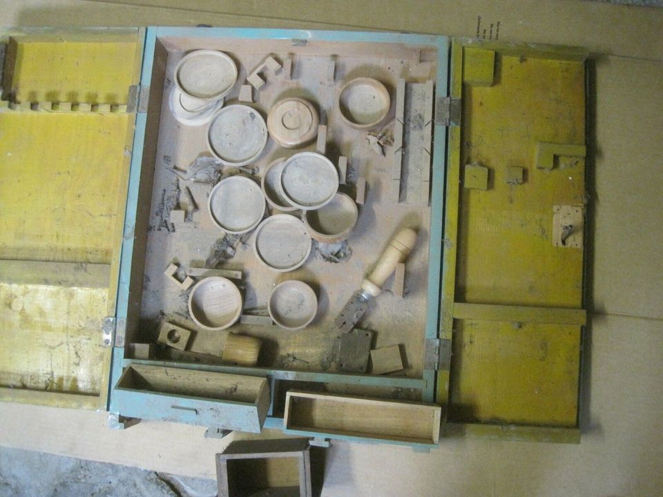 alter Werkzeugschrank Holzschrank mit Inhalt, Trödel, Antik, Deko in Schladen