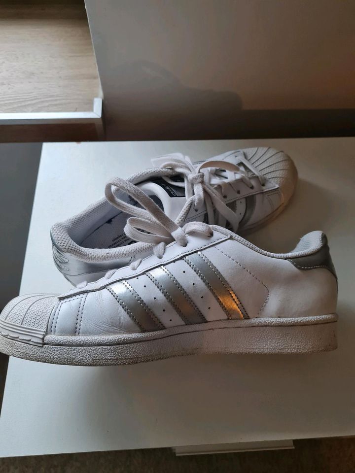 Adidas Schuhe Sneaker 39 1/3 weiss in Setzin