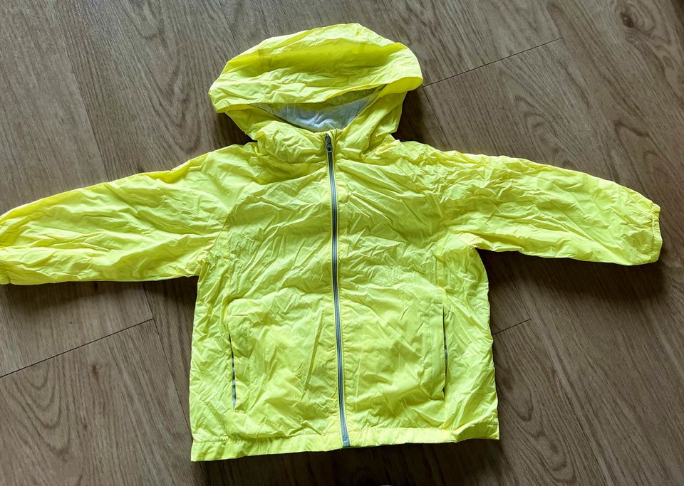 Kinder Regenjacke, Gr. 92 in Bad Nauheim