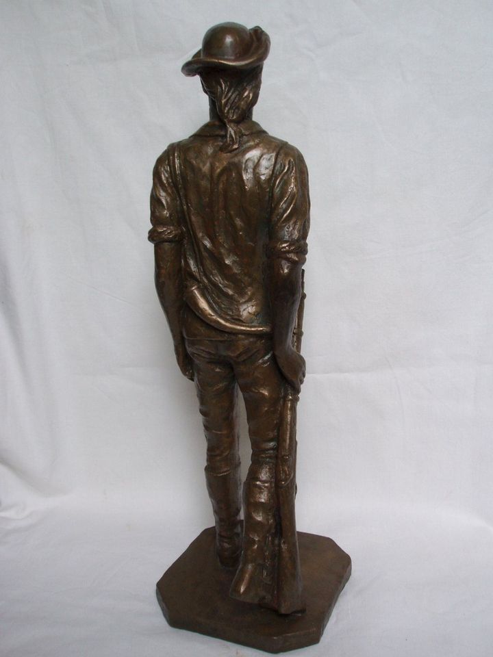 Bronze Skulptur, Waldläufer, Jäger, Trapper mit Gewehr in Windhagen
