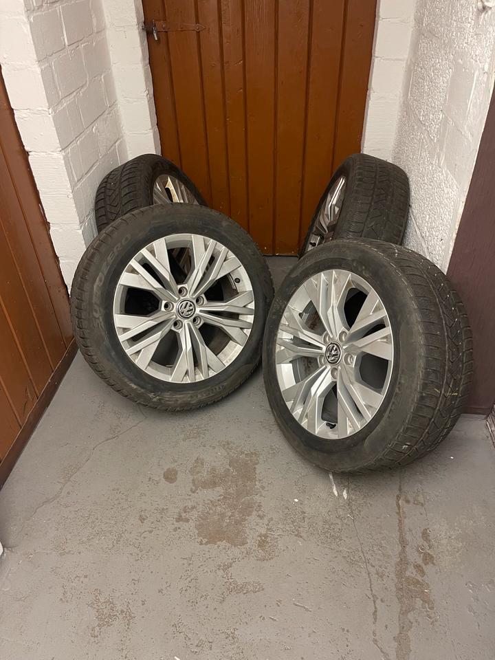 ORIGINAL VW Felge mit Winterreifen und original Nabendeckel in Dinslaken