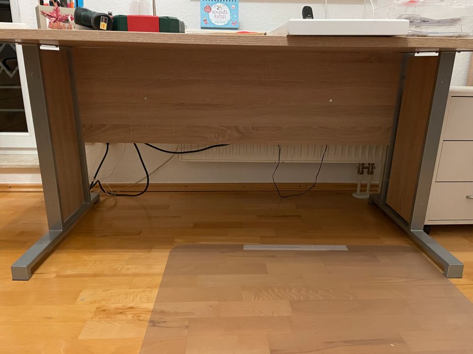Zwei Schreibtischgestelle ohne Platte in Olpe