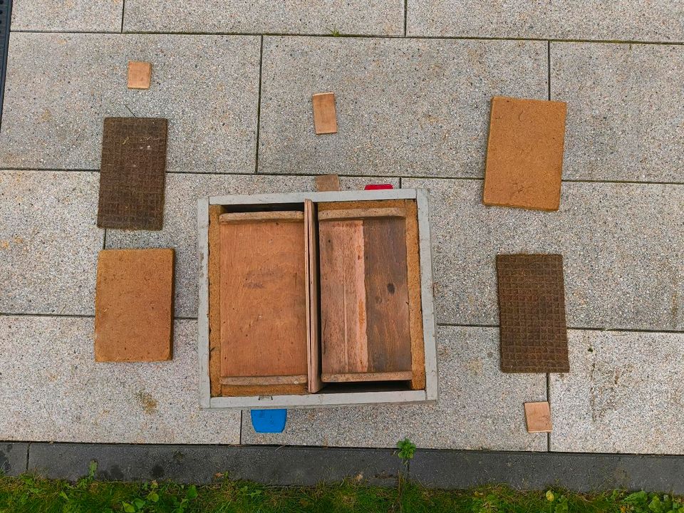 Bienenstöcke Häuser  Bienenwaben Imkerei Imker Honig Winterhaus in Köln