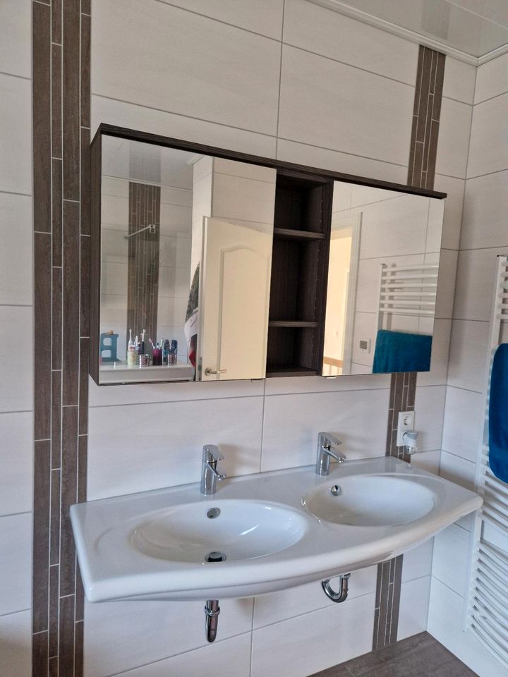 Spiegelschrank und Doppelwaschbecken (Villeroy & Boch) in Bexbach