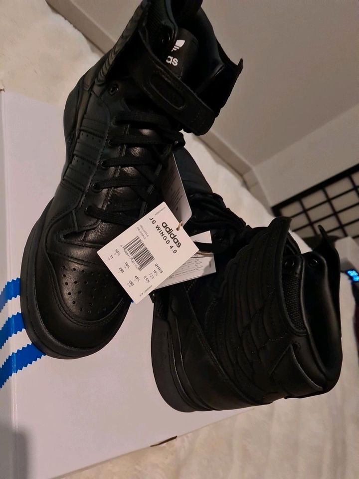 Adidas Wings 4.0 x Jeremy Scott Cloud Black 2022 | EU 45 1/3 in Stuttgart