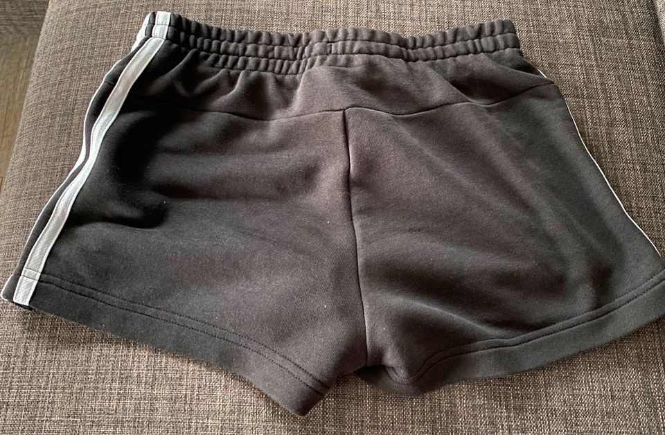 Eine kurze Sporthose von Adidas für Mädchen Gr. 152 in Lehrte