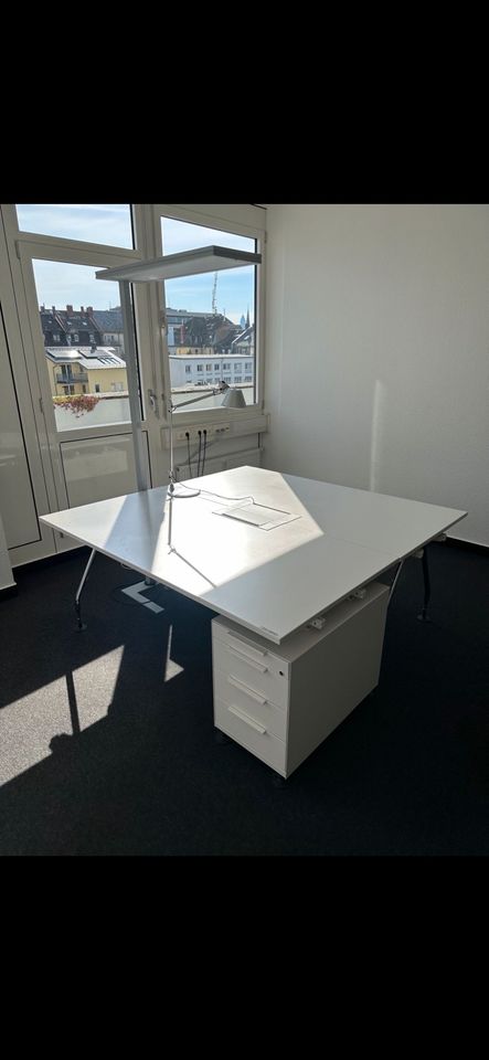 100 x Vitra Ad Hoc Schreibtisch weiß Sonderangebot Büro in Rodgau