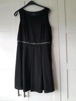 Kleid, schwarz mit Taillenband gepunktet, Gr. 46 Hessen - Reinheim Vorschau