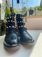 schwarze Stiefel mit Schnallen und Perlen Hamburg - Hamburg-Nord Vorschau