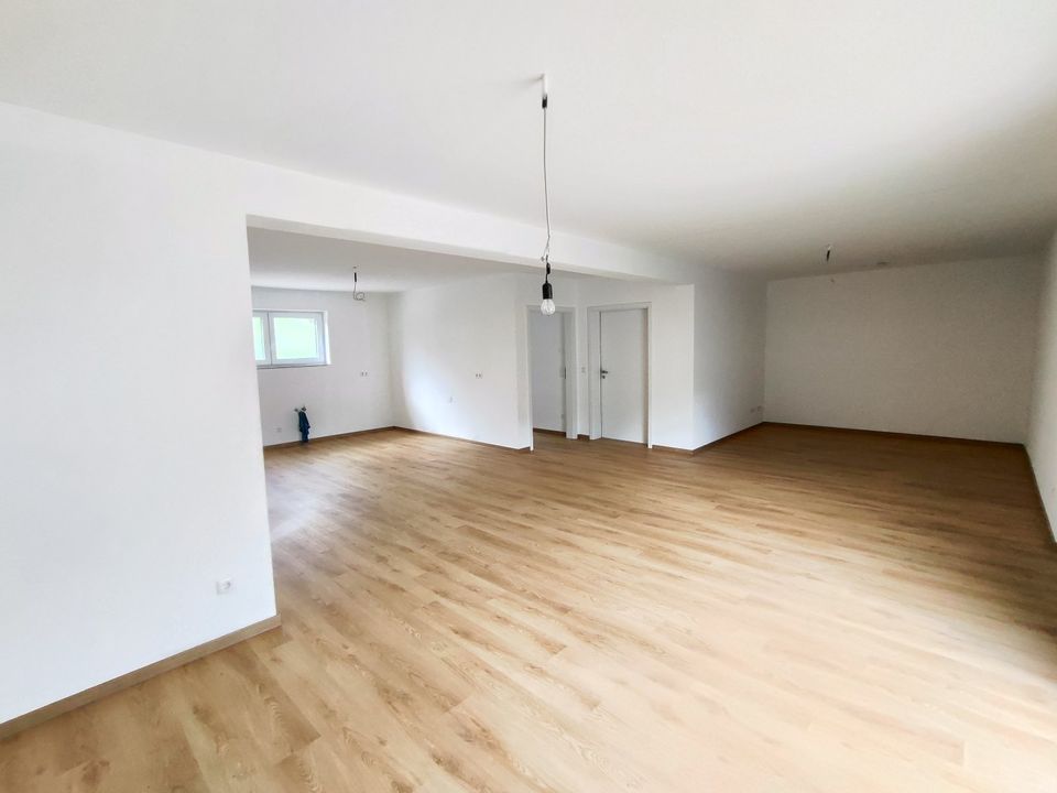 1,2,3 & MEINS: Neubau Doppelhaushälfte 162 m² mit Stellplatz / Erstbezug in Weinsbach! in Öhringen