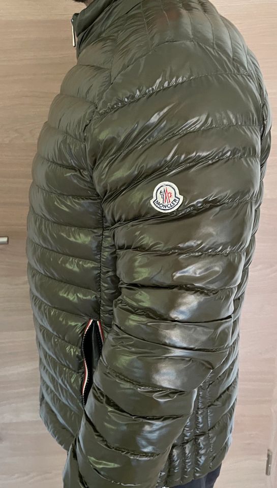 Moncler - leichte Daunenjacke - XL in Bad Tölz