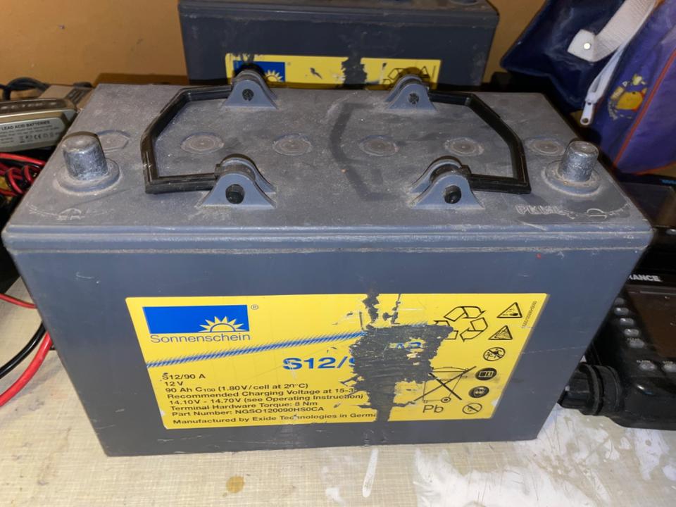 2 Stück Gelbatterien 12V 90A Exide Technologies Sonnenschein in Krailling