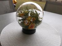 Glaskugel mit künstlichen Blumen  /  Deko Bayern - Neureichenau Vorschau