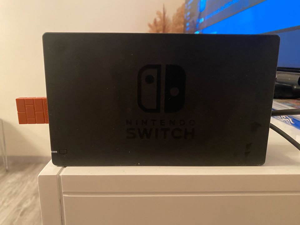 Nintendo Switch mit 3 Spielen und sämtlichen Zubehör in Gelsenkirchen