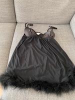 Slipdress mit neckischen Federn Größe S Nordrhein-Westfalen - Lüdenscheid Vorschau