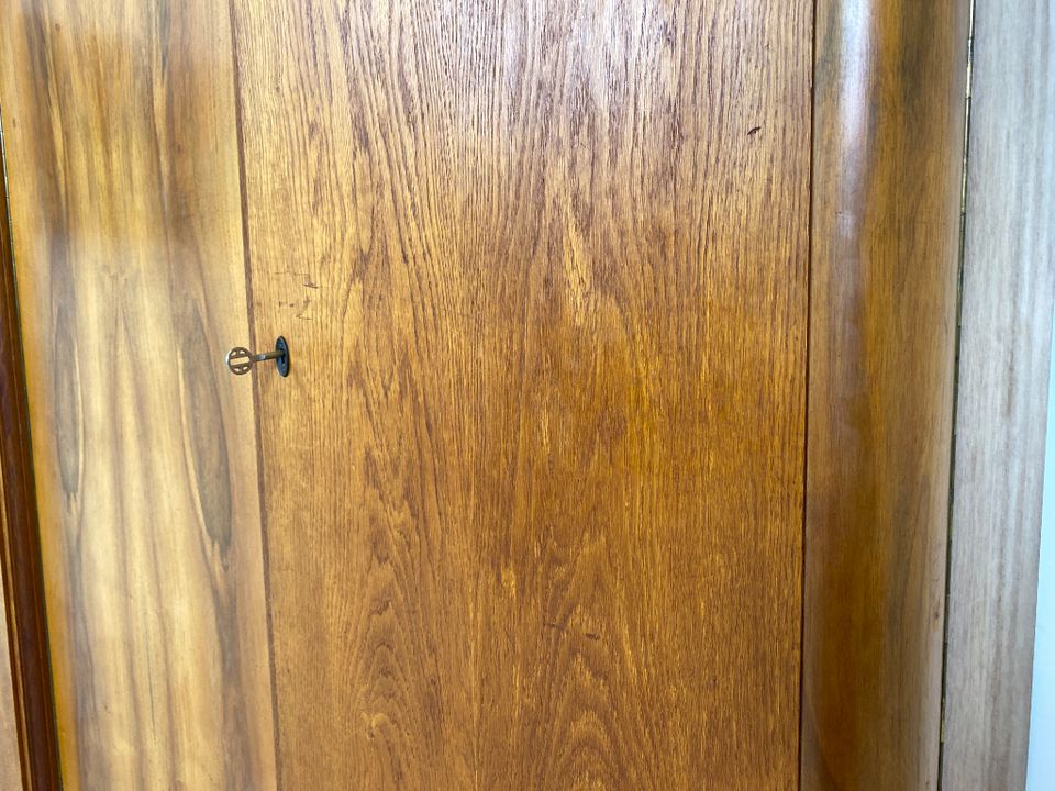 WMK Sehr schöner & gut erhaltener Mid-Century Kleiderschrank aus massivem Eichenholz mit Schubladen & perfekter Aufteilung # Schrank Wäscheschrank Schlafzimmerschrank Wardrobe 50er Vintage Art Deco in Berlin