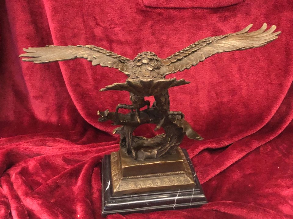 Bronzefigur fliegender Adler Bronze Skulptur Signatur Milo in Centrum
