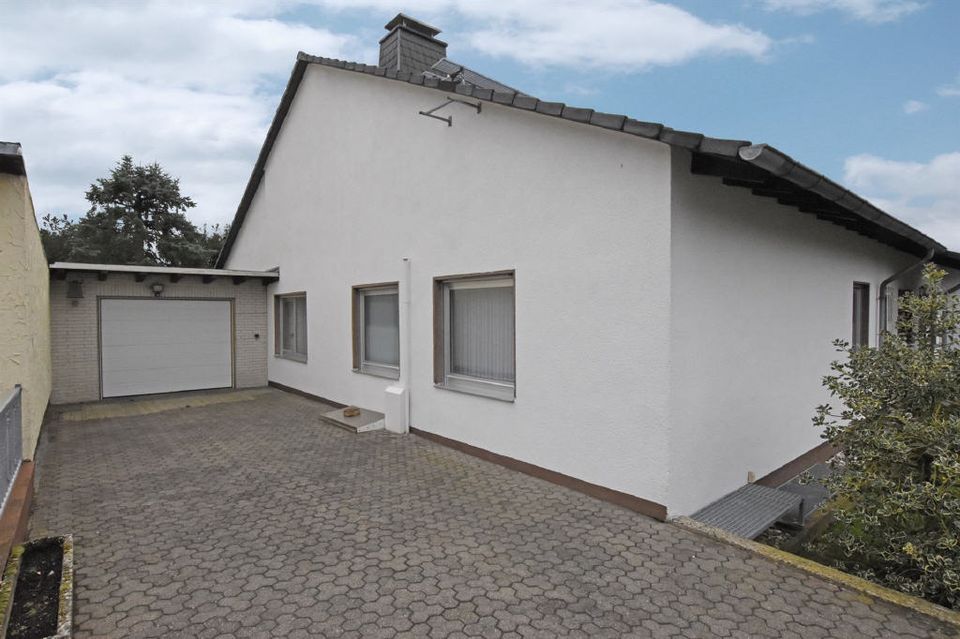 Bungalow auf über 2.100 m² Grundstück in Fernblicklage Niedenstein-Ermetheis in Niedenstein