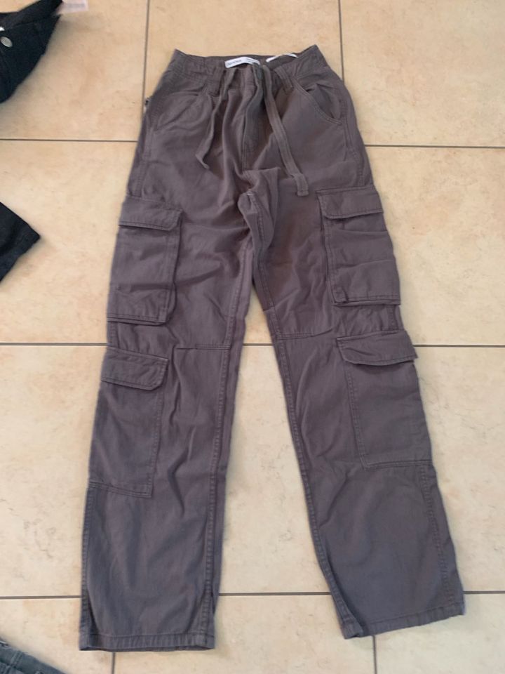 Jeans, Cargohosen usw. in Größe XS+S von Zara,Bershka,STR,H&M in Großenlüder