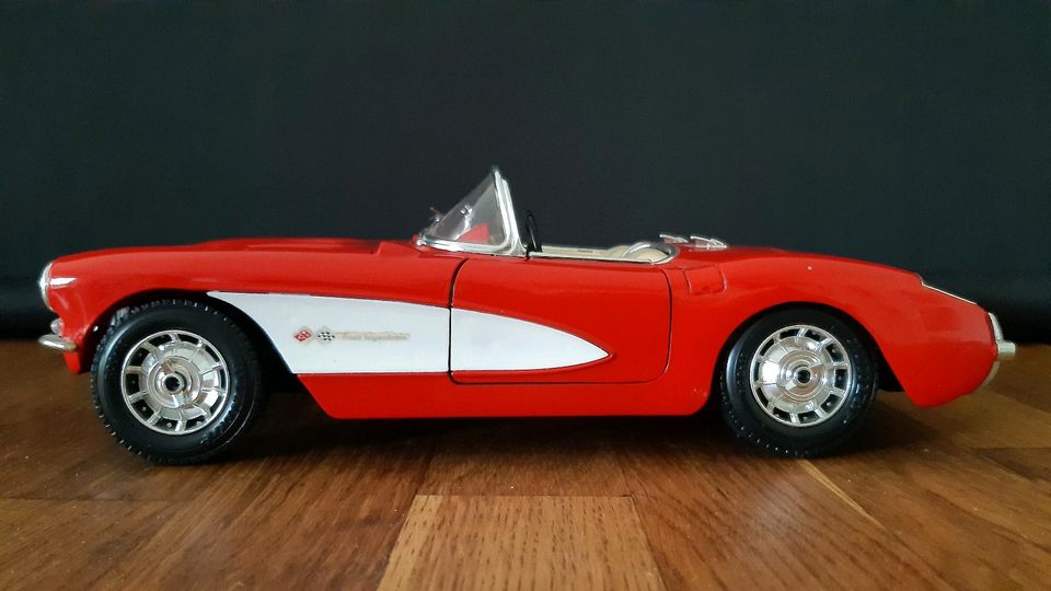 Bburago Modell 1:18 - Chevrolet Corvette in rot/weiß - 1957 in Ostercappeln