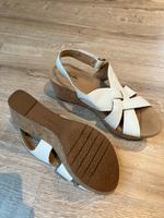 Hochwertige weiße Sandalen mit Luftpolster von „ Clarks“ Bremen - Hemelingen Vorschau