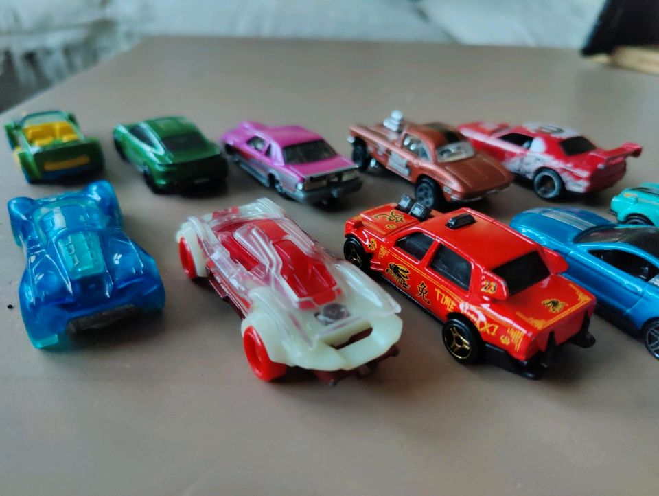 10x HotWheels guter Zustand, bespielt in Illingen