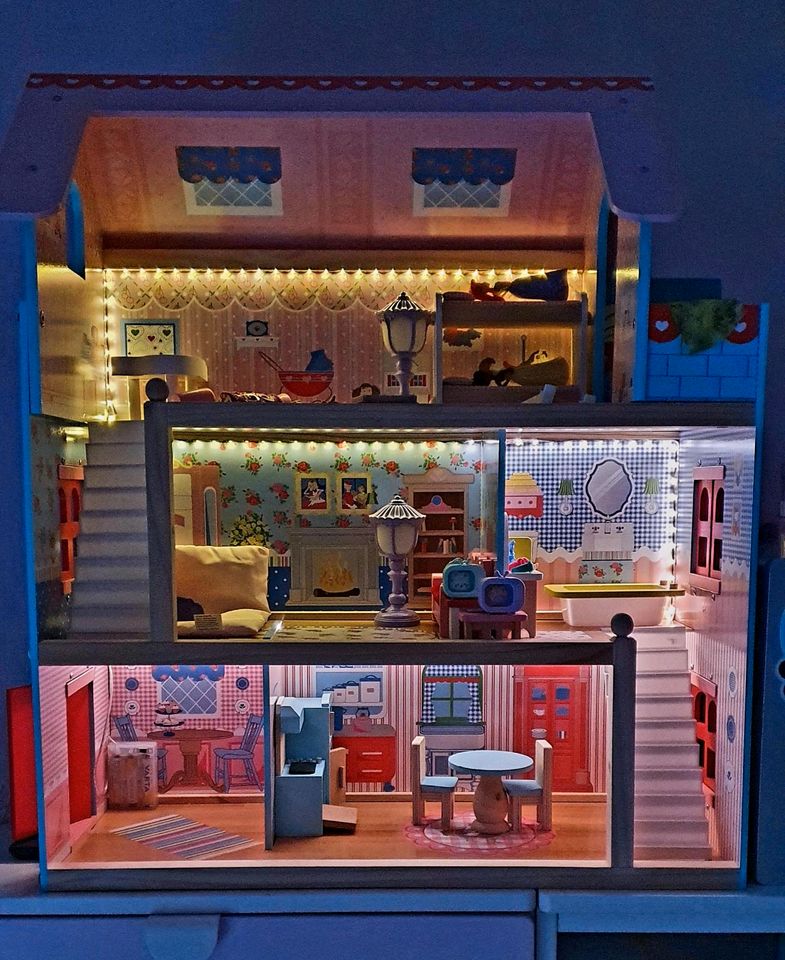Puppenhaus mit Beleuchtung und Zubehör in Radebeul