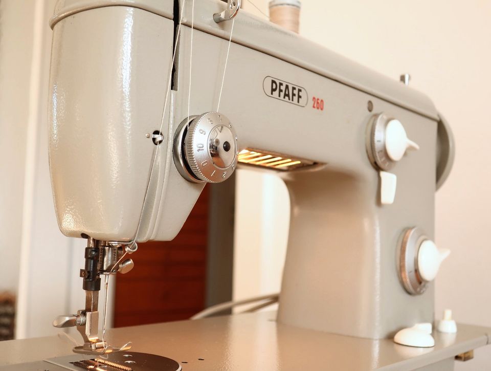 Profi Nähmaschine PFAFF 260, Direkt-Antrieb, 80W, näht auch Leder in Hamburg