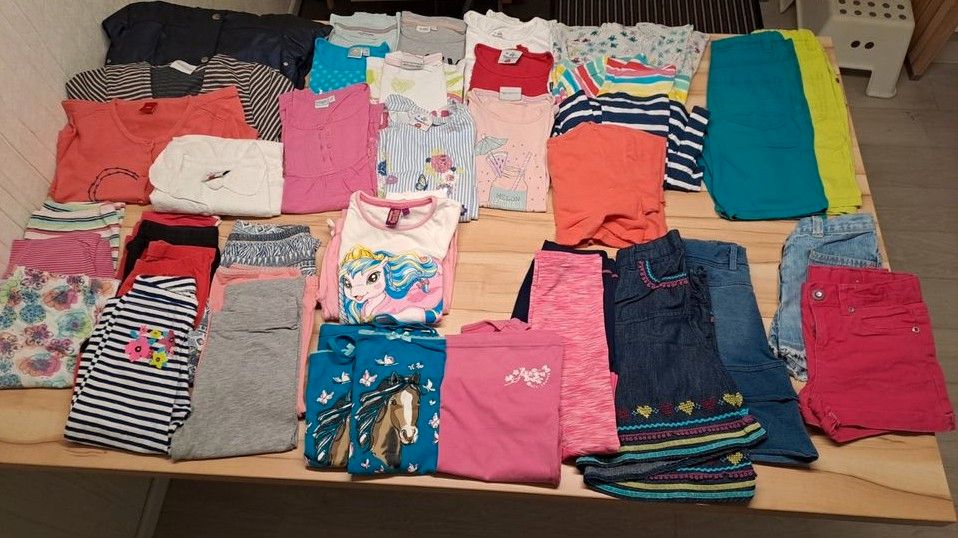 Tolles Kleiderpaket für Mädchen Sommer 38 Teile Gr. 122/128 in Naumburg 