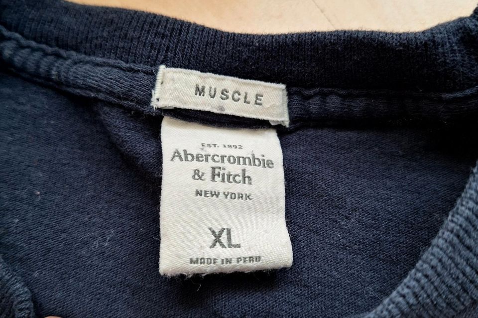 Dunkelblaues Tshirt | Marke: Abercrombie & Fitch | Gr. XL in Forchheim