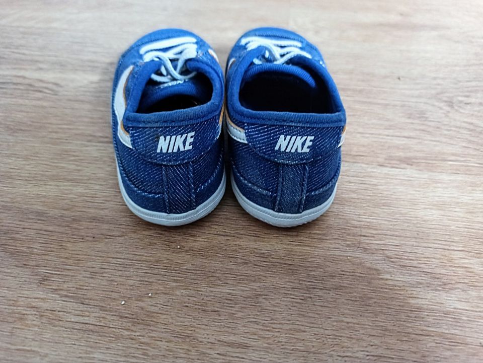 Schöne Kinder-Sneakers in blau von Nike in Berlin
