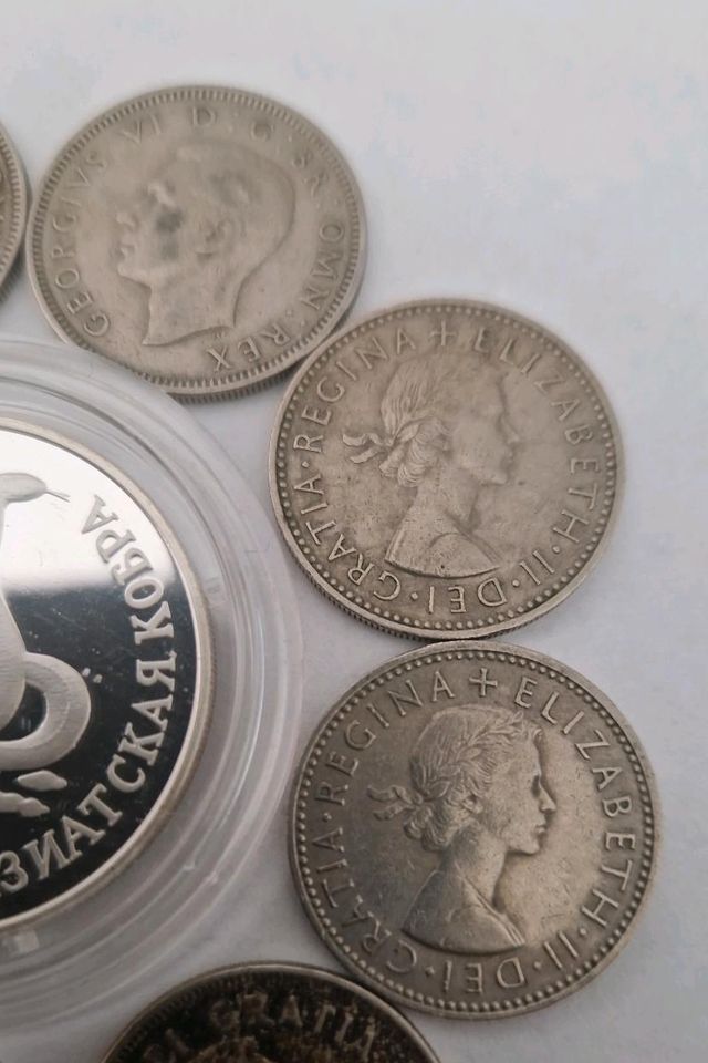 Silbermünze 1 Rubel Russland 1994 Kobra Jahr; 9xShilling Britanni in Neuss