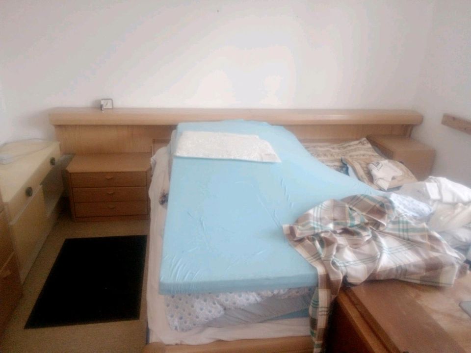 Schlafzimmer: Doppelbett und Schrank in Lonsee