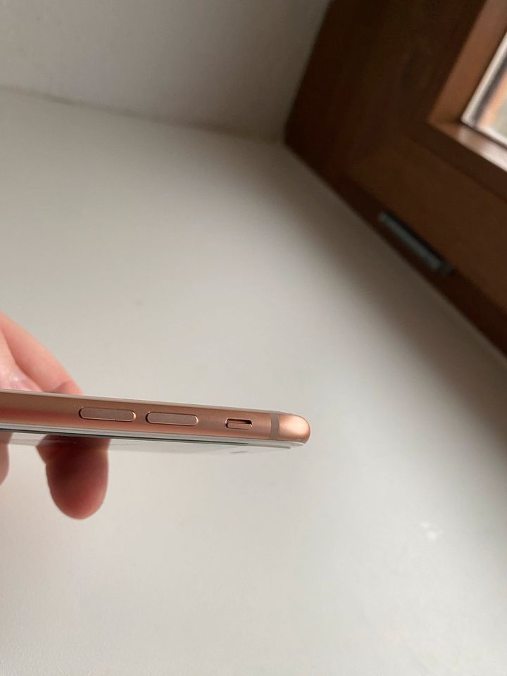 Apple iPhone 8 - 64 GB - Rose Gold weiß wie neu in Dresden