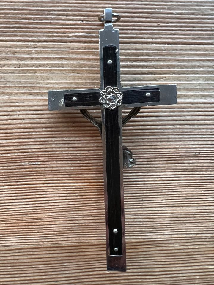 Kruzifix Kreuz antik Metall schwarz zum Umhängen in München
